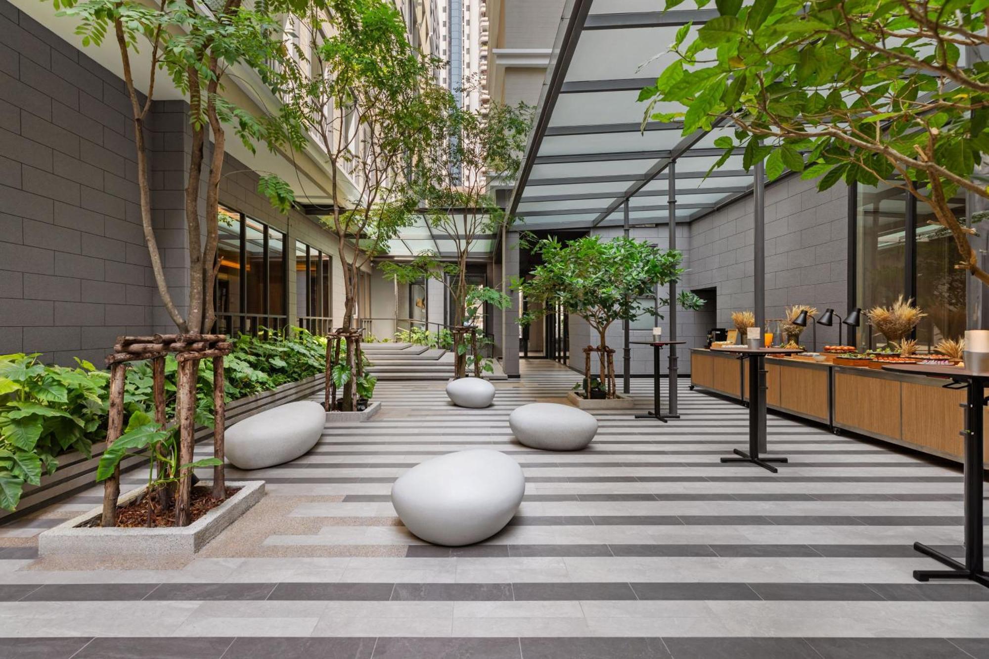 Отель Courtyard By Marriott Bangkok Sukhumvit 20 Экстерьер фото